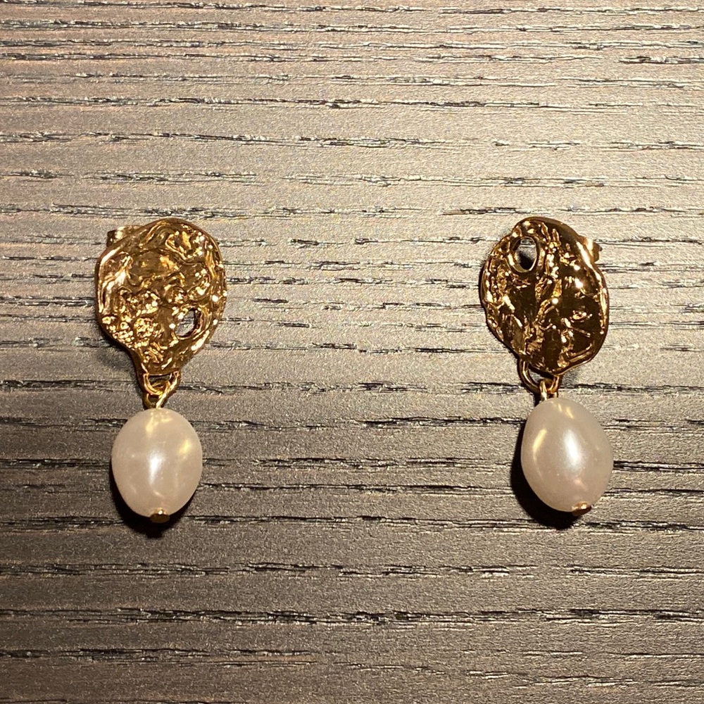Chic pearl drop earrings lightweight delicate